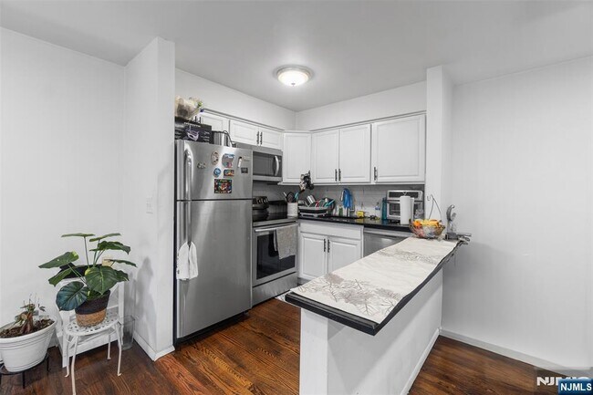 Primary Photo - 384 Terhune St
