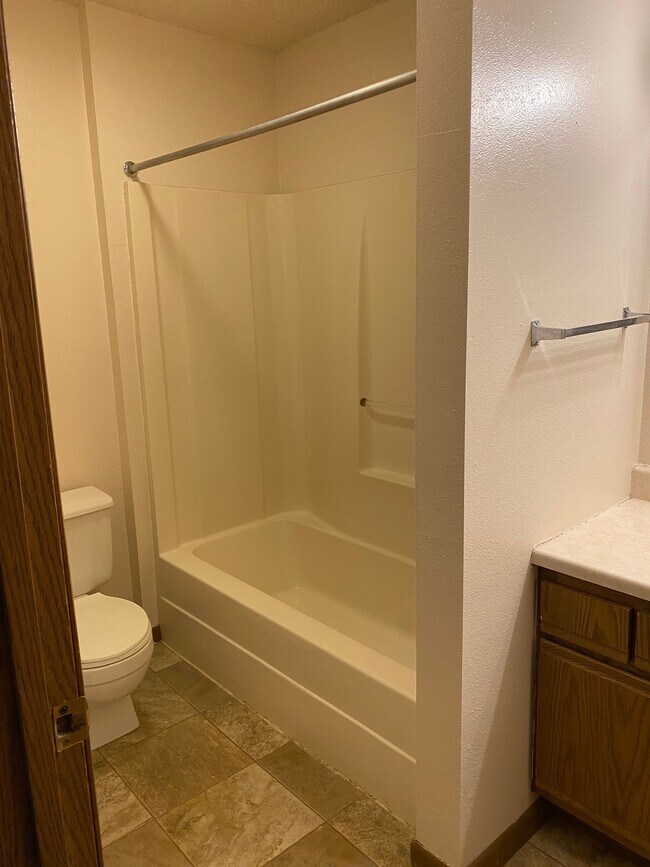 Building Photo - 4 Bedroom 2 Bathroom Apartment