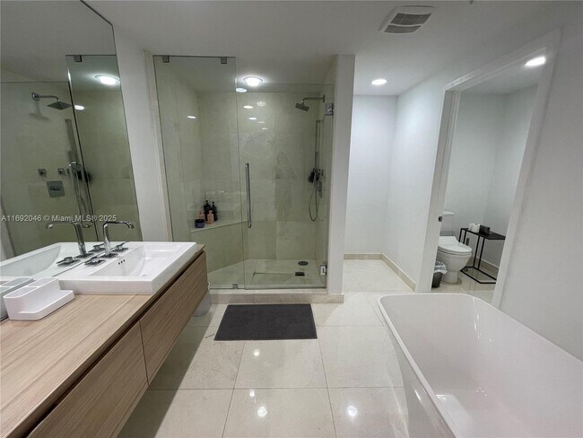 Building Photo - 17301 Biscayne Blvd