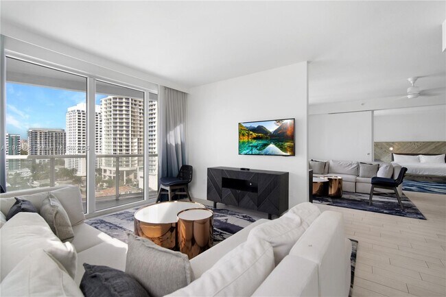 Building Photo - 3101 Bayshore Dr