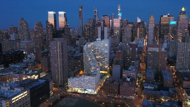Building Photo - 550 W 54th St