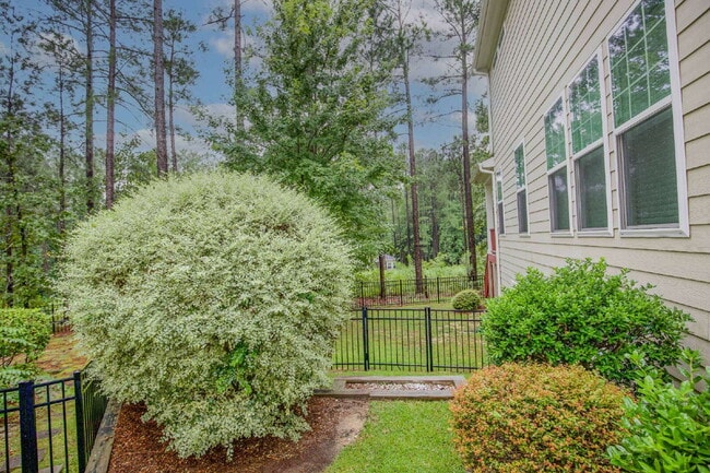Building Photo - Charming 3 bed, 2.5 bath home with bonus t...