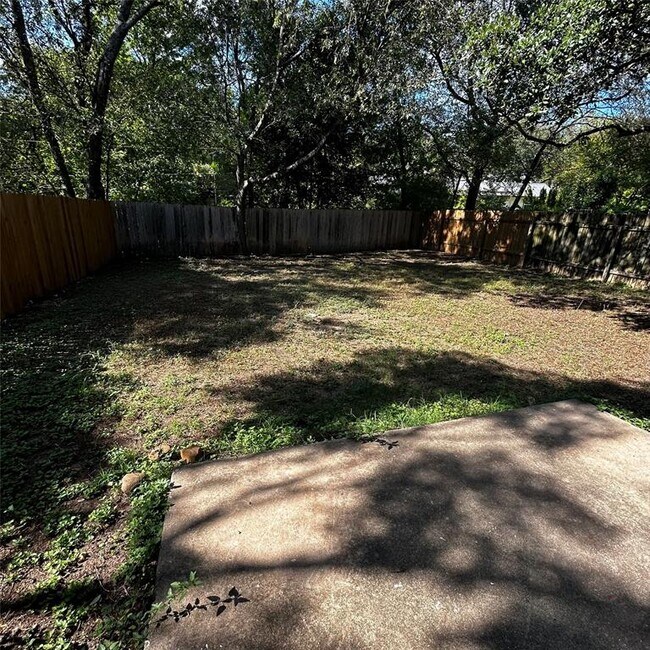Building Photo - 3901 Knollwood Dr