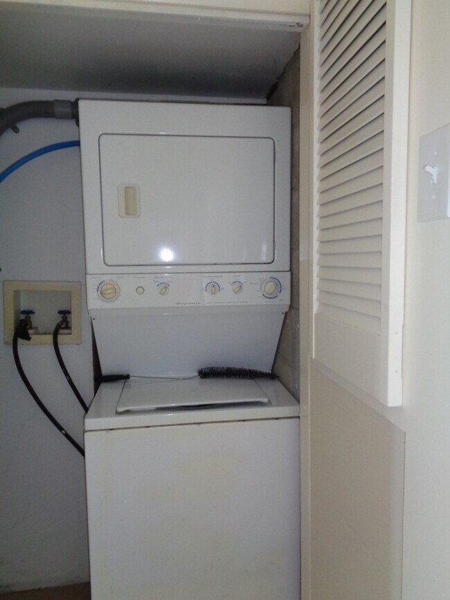 Building Photo - Nice updated unit on the north end of the Island