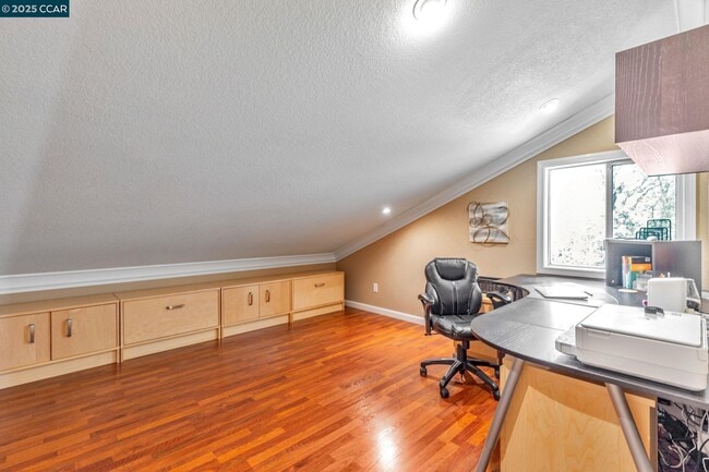 Building Photo - 668 Sun Tree Ct