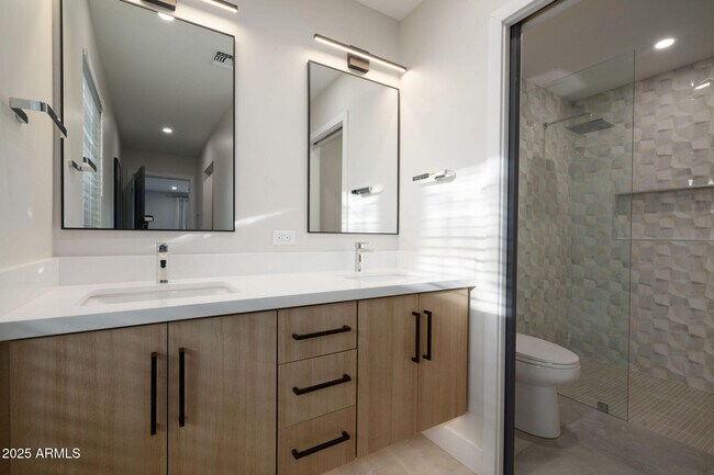 Building Photo - 2439 E Lincoln Cir