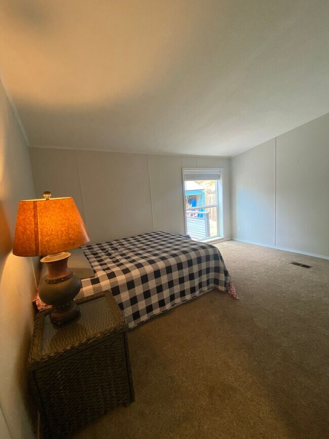 Building Photo - Deer Lake-3 bedroom, 2 bath house for rent!!
