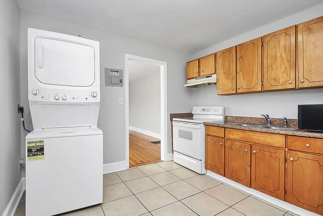 Building Photo - 2BD/1BA Duplex in Southend