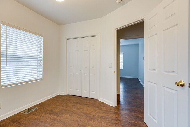 Building Photo - 712 45th Ave N