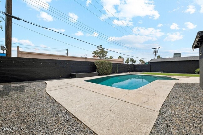 Building Photo - 1731 E Verde Ln