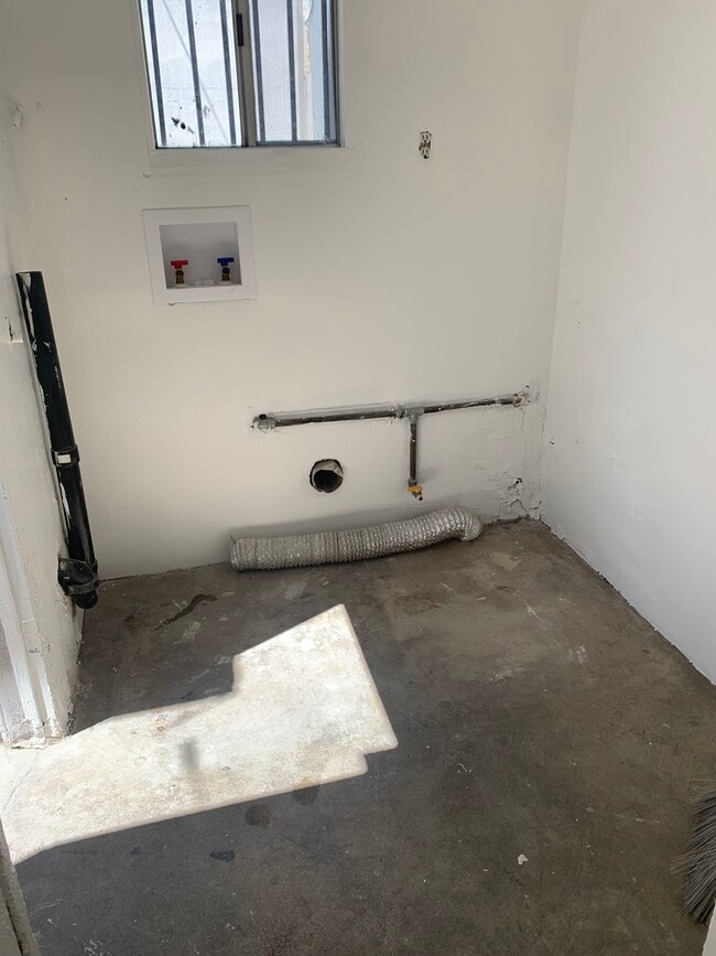Laundry room - 1209 E Doidge Ct