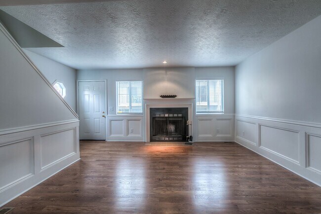 Building Photo - Updated 3 Bedroom 3 Bath Townhome