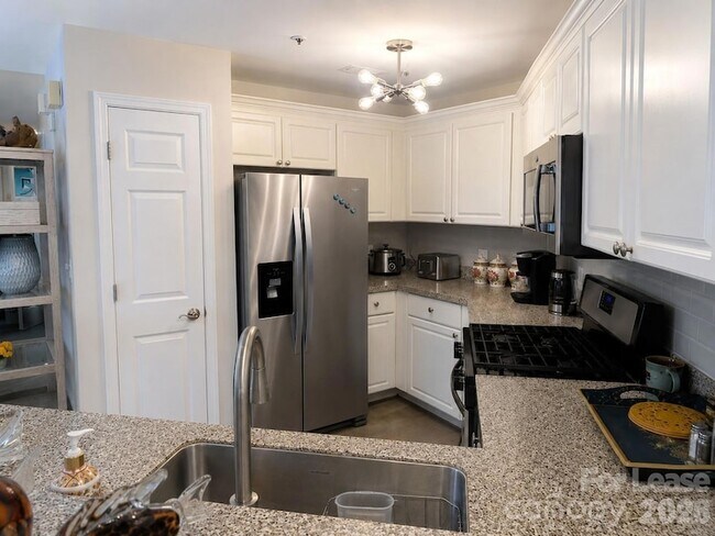 Building Photo - 18015 Kings Point Dr