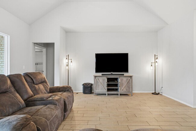 Building Photo - Welcome to this exceptionally well maintained like new home located in the Estates at Morrow Place