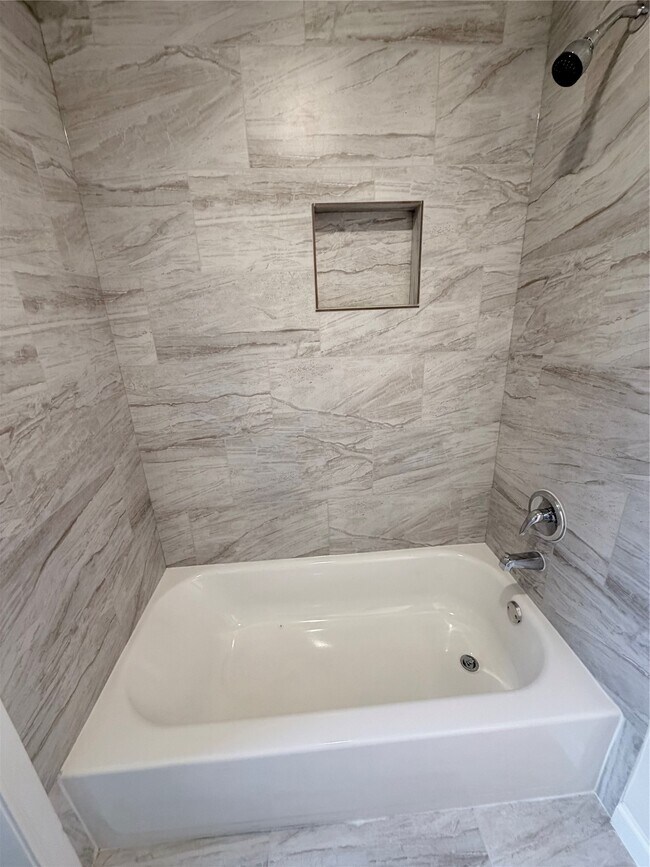 Building Photo - 2102 Lake Creek Dr