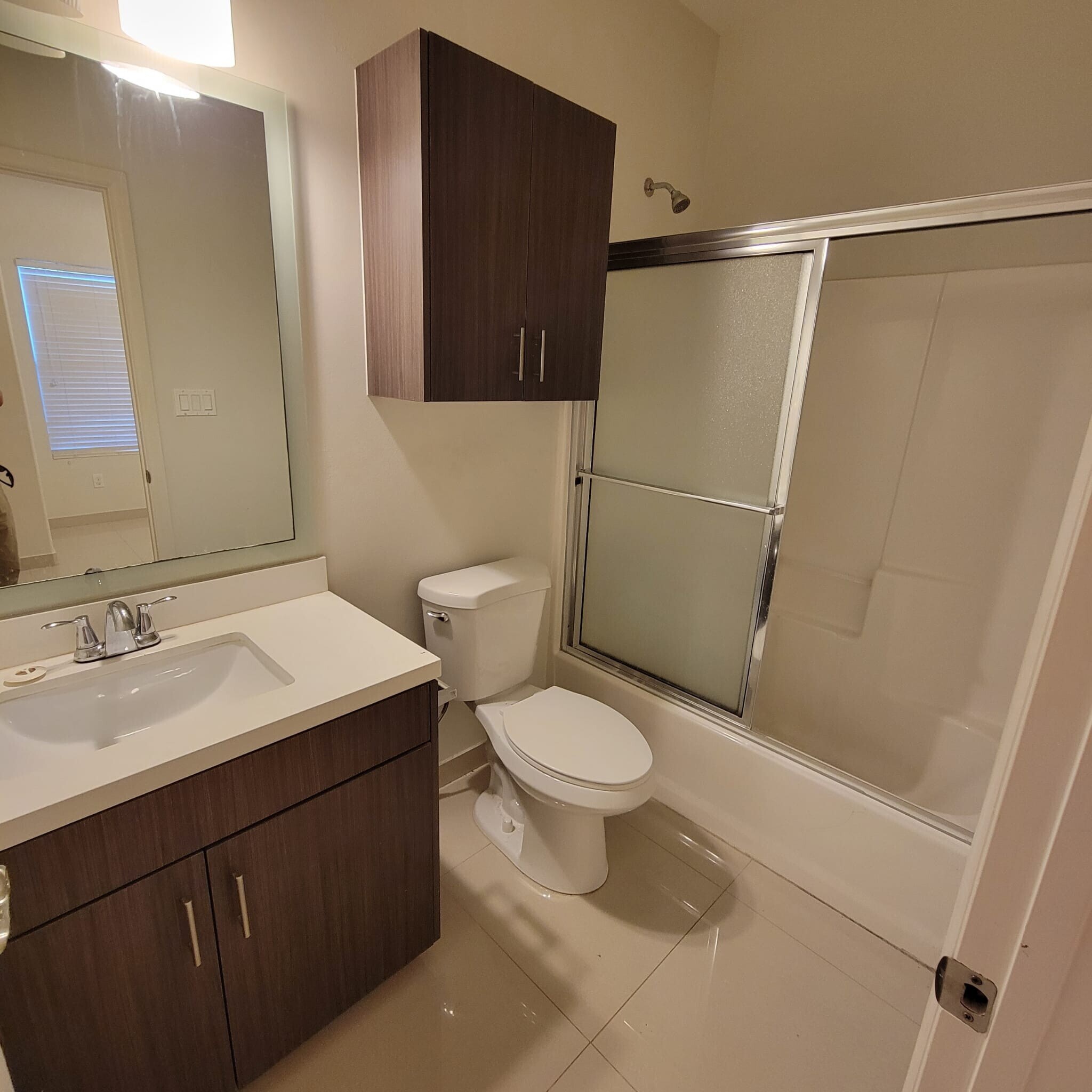 Shower with Tub - 1121 W Cano St