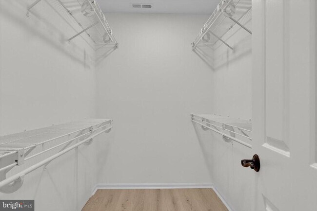 Building Photo - 915 Chanticleer