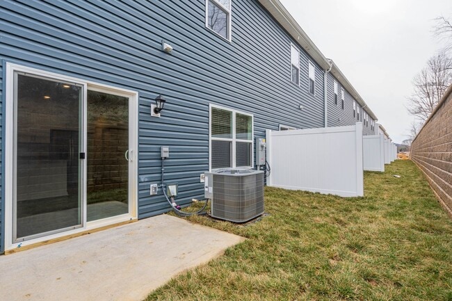 Building Photo - Beautiful newly constructed 3 bed and 2.5 bath townhouse with garage in the heart of jonesborough.