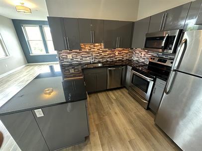 Primary Photo - 99 W Main St