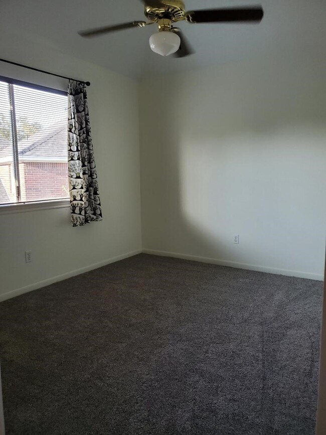 Building Photo - 7211 N Hearthstone Green Dr