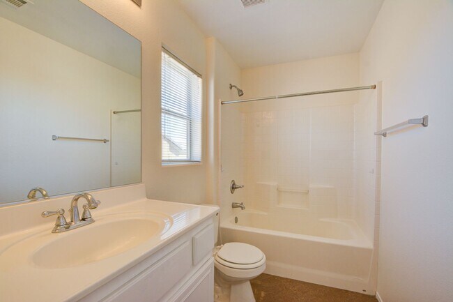 Building Photo - Beautiful two bedroom in great location