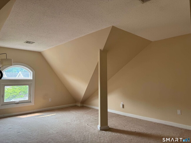 Building Photo - 566 Newfield Ave