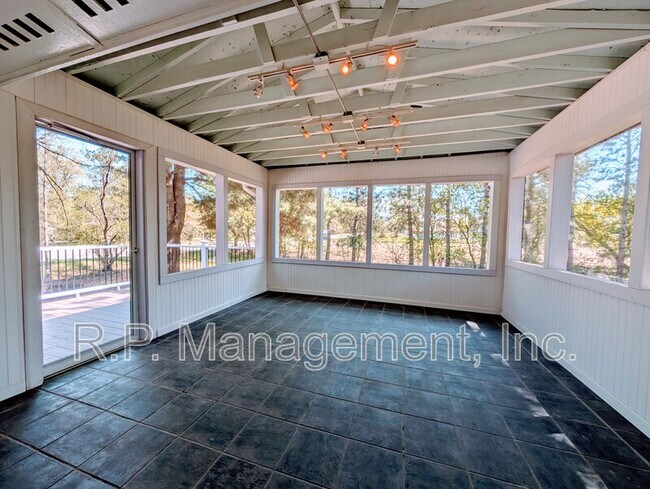 Building Photo - 26745 Freeport Ave