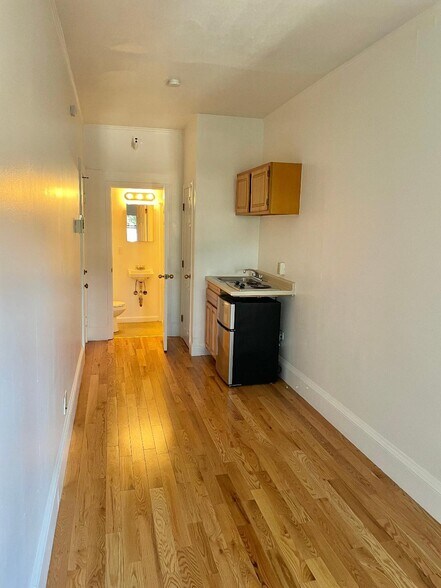 Building Photo - 1064 Beacon St