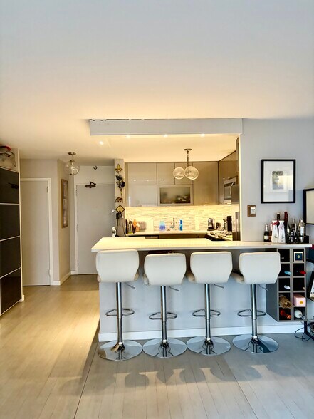 Building Photo - 129 E Bellevue Pl