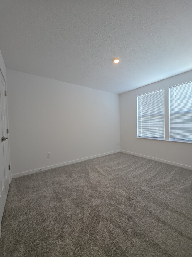 Building Photo - "Spacious 3-Bedroom Townhouse with 2.5 Baths in Columbus – 1856 Sq. Ft. of Comfort and Style!"