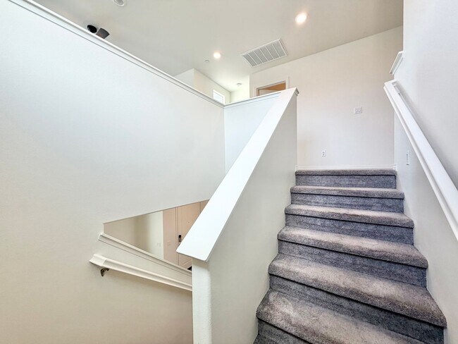 Building Photo - 30136 Sutton Ct