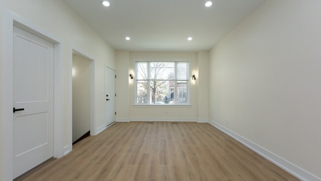 Building Photo - 2036 N Hoyne Ave