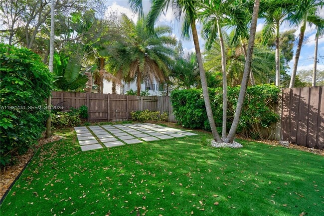 Building Photo - 1139 NE 3rd Ave