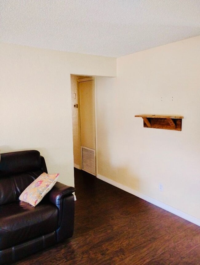 Building Photo - 3 Bed / 1 Bath House with Fenced Yard