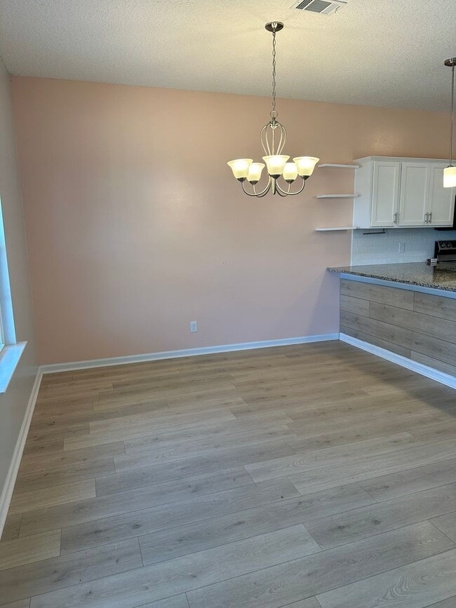 Building Photo - Tranquil South Retreat: Spacious 5-Bed Hom...