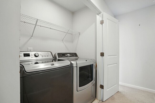 Building Photo - GREAT END UNIT IN CARY! Come see it today!