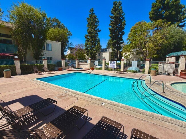 Building Photo - Bright & Updated 2bed 1 bath Tarzana Condo in Gated Community!