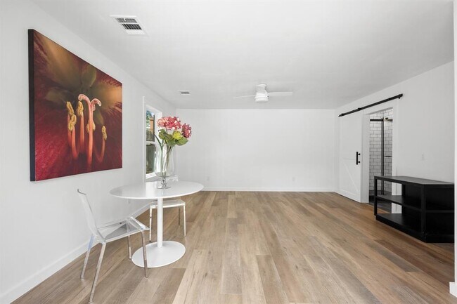 Building Photo - 303 Lakeway Dr