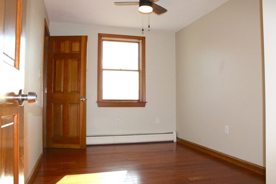 Building Photo - 2 Clark St