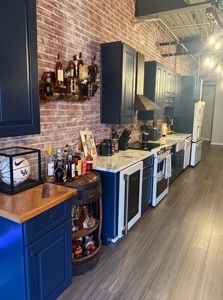 Building Photo - 515 W Main St