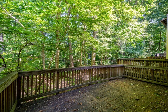 Building Photo - Renovated townhouse backing to trees with loads of privacy!