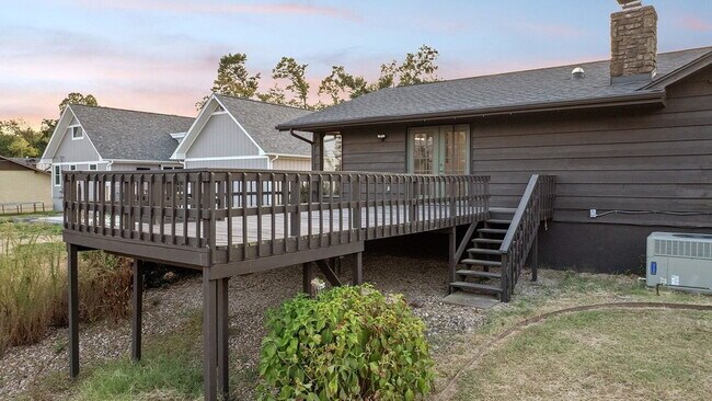 Building Photo - Ranch-Style Home Near the Razorback Greenway