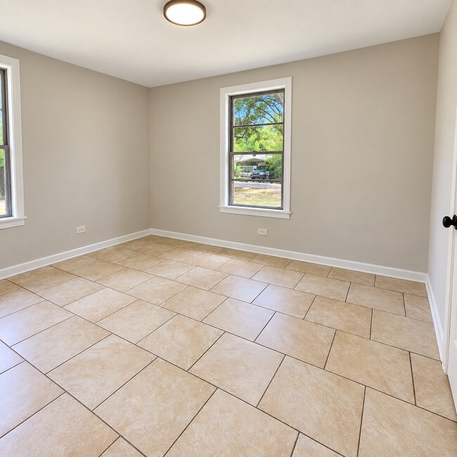 Building Photo - 207 Rosewood Dr