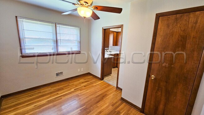 Building Photo - 1130 Longview Dr