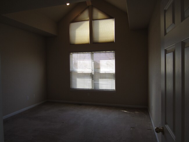 Building Photo - MOVE IN SPECIAL! Move in before July 1, 2026 Receive $300 off of 1st Months Rent.  2br/ 2ba Townh...