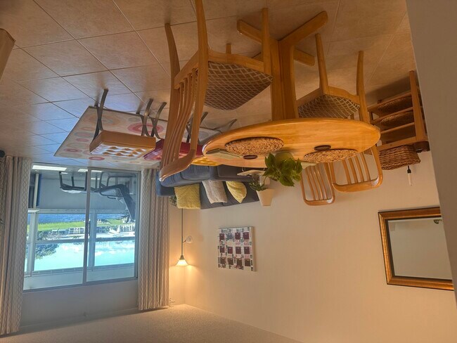 Building Photo - 1112 Lake Terrace