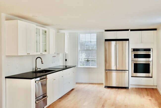 Building Photo - 14 Lynde St