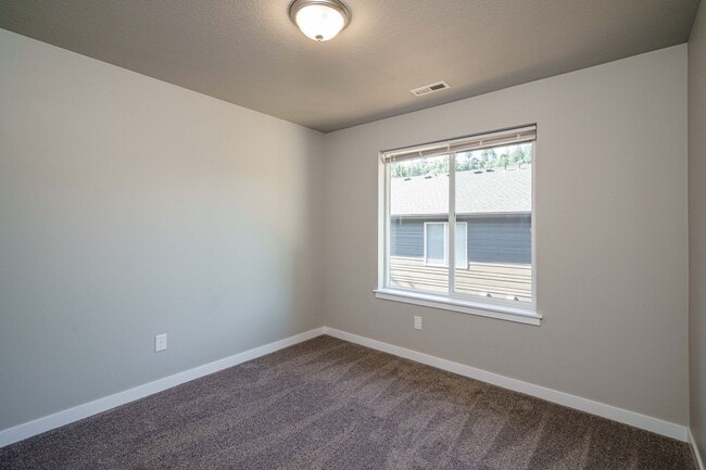 Building Photo - Move In Ready 3 Bedroom 2.5 Bathroom - Convenient Camas Location