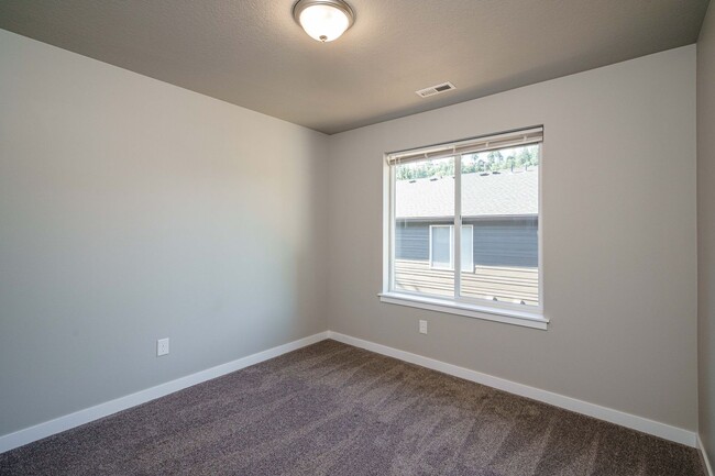 Building Photo - NO APPLICATION FEE Move In Ready 3 Bedroom...