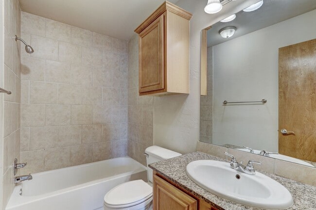 Building Photo - Duplex in Yukon, Available Now!